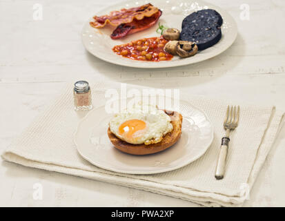 La completa prima colazione inglese su bianco rustico sfondo tabella Foto Stock