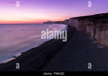 Twilight a Birling Gap costiere, East Sussex Foto Stock