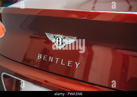 Berlino, 29 agosto 2018: Close up di una Bentley emblema sul retro di un automobile rossa. Foto Stock