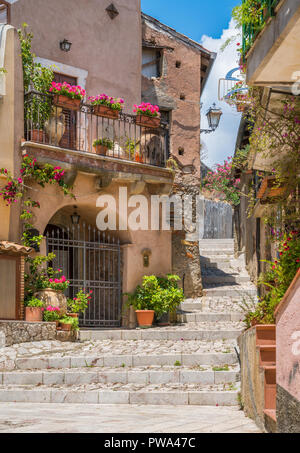 Vista panoramica in forza d'Agrò, pittoresca cittadina in provincia di Messina, Sicilia, Italia meridionale. Foto Stock