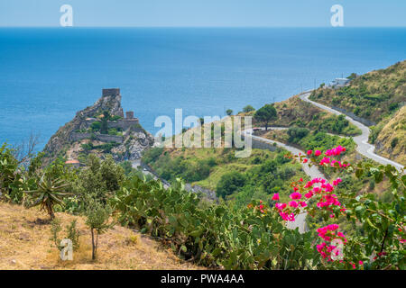 Vista panoramica dalla Forza d'Agrò, con il Castello Saraceno in background. Provincia di Messina, Sicilia, Italia meridionale. Foto Stock