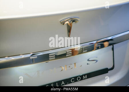 Berlino, 29 agosto 2018: primo piano di un segno di Tesla. Un veicolo elettrico Tesla S al motor show di Berlino. Una moderna macchina elettrica. Foto Stock