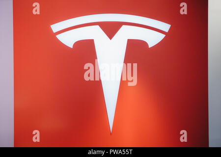 Berlino, 29 agosto 2018: primo piano di un segno di Tesla a Tesla motor show di Berlino. Una moderna macchina elettrica. Foto Stock