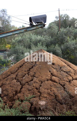 Premuto oliva heap dei rifiuti dell'isola di Paxos, Grecia Foto Stock