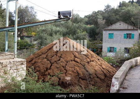 Premuto oliva heap dei rifiuti dell'isola di Paxos, Grecia Foto Stock