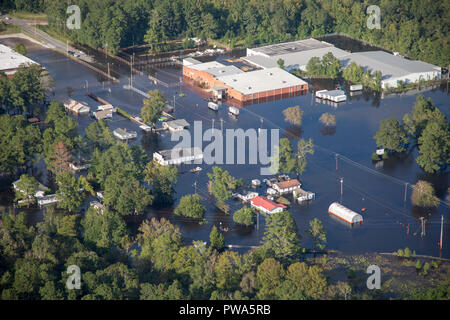 Le acque di esondazione fagocitato negozi e abitazioni lungo la strada principale di le conseguenze della tempesta tropicale Firenze Settembre 25, 2018 in Conway, Carolina del Sud. Foto Stock