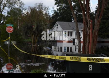 Le acque di esondazione fagocitato case lungo la strada principale di le conseguenze della tempesta tropicale Firenze Settembre 25, 2018 in Conway, Carolina del Sud. Foto Stock