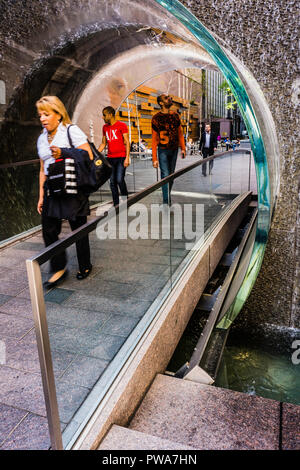 L'acqua da giardino 1221 Avenue of the Americas Manhattan   New York New York, Stati Uniti d'America Foto Stock