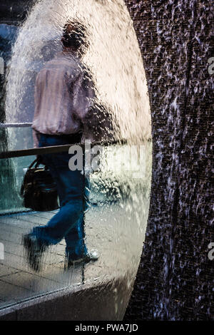 L'acqua da giardino 1221 Avenue of the Americas Manhattan   New York New York, Stati Uniti d'America Foto Stock