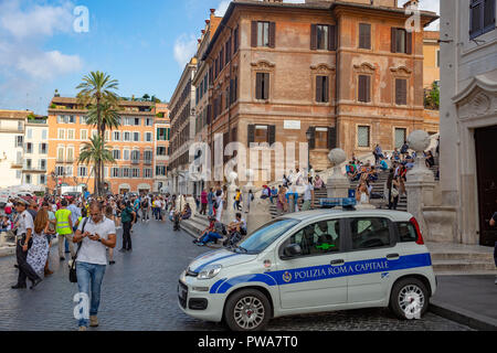 La polizia italiana auto e un poliziotto in Piazza di Spagna e vicino a piazza di Spagna,Roma,Italia Foto Stock