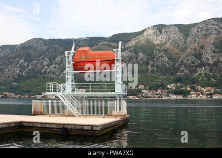 Scialuppa di salvataggio di sicurezza sulla costa della Baia di Kotor Montenegro Foto Stock