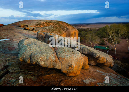 Weathered massi di granito sulla sommità della roccia Pildappa, penisola di Eyre South Australia Foto Stock