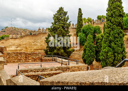 Costa del Sol, Andalusia, Spagna - Malaga Gibralfaro castello fu costruito nel XIV secolo per ospitare le truppe e proteggere la Alcazaba. Foto Stock