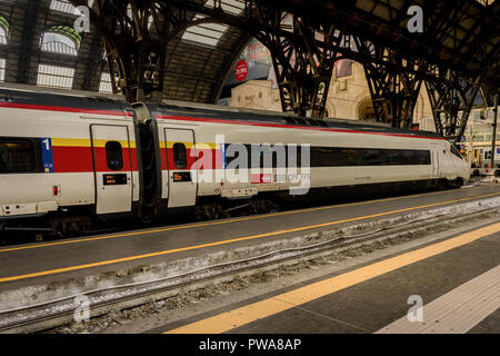 La Stazione Centrale di Milano - marzo 31: il treno svizzero SBB CFF FFS presso la stazione ferroviaria centrale di Milano il 31 marzo 2018 di Milano, Italia. La stazione di Milano San Foto Stock