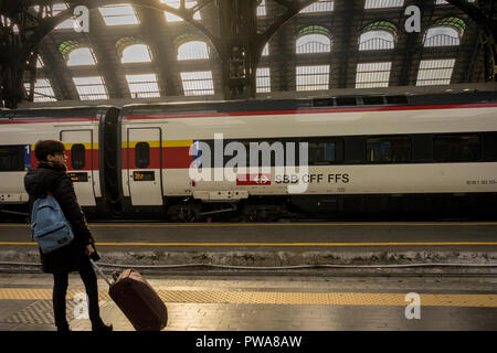 La Stazione Centrale di Milano - marzo 31: il treno svizzero SBB CFF FFS presso la stazione ferroviaria centrale di Milano il 31 marzo 2018 di Milano, Italia. La stazione di Milano San Foto Stock