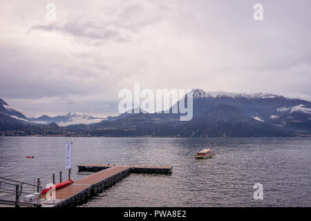 Varenna, Italia - 31 Marzo 2018: Taxi in barca sul lago a Varenna, Italia Foto Stock