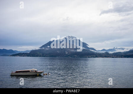 Varenna, Italia - 31 Marzo 2018: Taxi in barca sul lago a Varenna, Italia Foto Stock