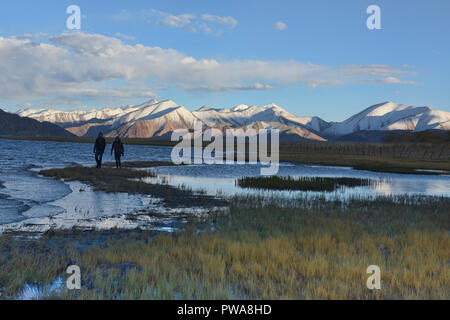 Tramonto lungo il bellissimo Lago Pangong, il gioiello del Ladakh, India Foto Stock