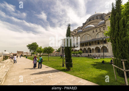 I turisti a piedi su un percorso attorno alla Moschea Suleymaniye giardini, Istanbul, Turchia Foto Stock