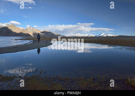 Tramonto lungo il bellissimo Lago Pangong, il gioiello del Ladakh, India Foto Stock