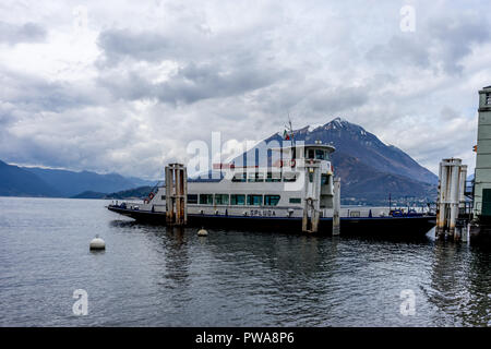 Varenna, Italia- 31 Marzo 2018: UN SPLUGA barca sul Lago di Como accanto al villaggio di Varenna Foto Stock