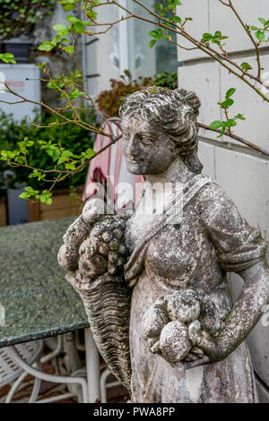 Varenna, Italia- 31 Marzo 2018: Statua nel giardino di Villa Varenna a Varenna, Italia Foto Stock