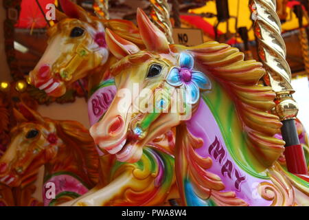 Close-up di Giostra cavalli capi sulla giostra vittoriano all'Albert Dock, Liverpool Foto Stock