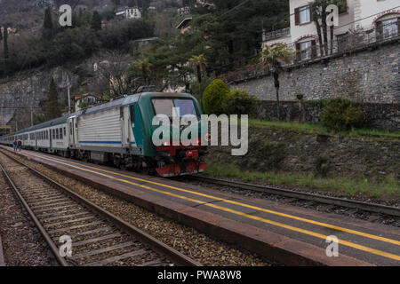 Varenna, Italia- 31 Marzo 2018: Treinitalia Trenord il treno a Varenna, Italia Foto Stock