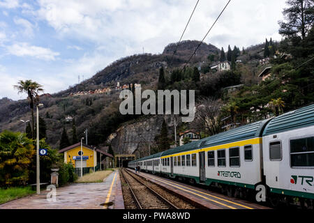 Varenna, Italia- 31 Marzo 2018: Treinitalia Trenord il treno a Varenna, Italia Foto Stock