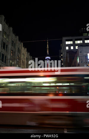 Il tram di notte lunga esposizione Foto Stock