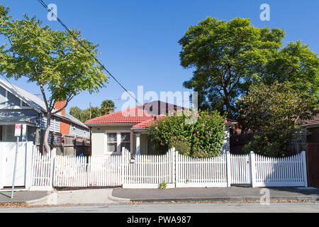 Affascinante staccato bungalow casa nel quartiere residenziale di St Kilda a Melbourne con un white Picket Fence e viale. Foto Stock