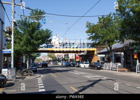 Balaclava, Melbourne, Australia: 04 Aprile 2018: il ponte ferroviario nel sobborgo di Melbourne di Balaclava. La gente a piedi verso i negozi. Foto Stock