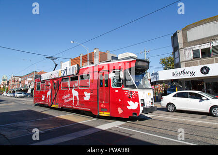 Balaclarva, Melbourne, Australia: 04 Aprile 2018: un tram percorre il sobborgo di Balaclava a Melbourne. Foto Stock