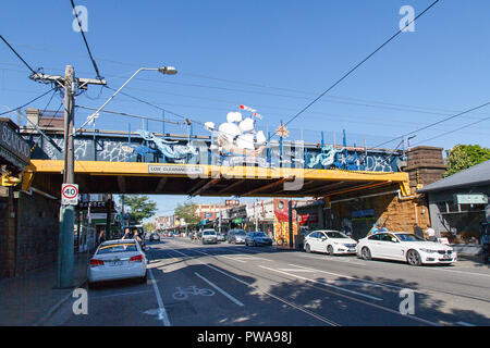 Balaclava, Melbourne, Australia: 04 Aprile 2018: il ponte ferroviario nel sobborgo di Melbourne di Balaclava. La gente a piedi verso i negozi. Foto Stock