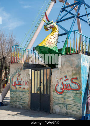 Shiraz, Iran - Marzo 1, 2017 : Dragon figura su una ruota panoramica Ferris a Azadi Amusement Park Foto Stock