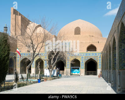 Giardino in un cortile della Moschea Shah, Isfahan, Iran Foto Stock