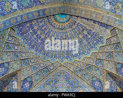Piastrella decorata cupola a Seyyed moschea, Isfahan, Iran Foto Stock
