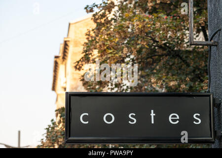 A Belgrado, in Serbia - Ottobre 9, 2018: Costes logo sul loro concept store di Belgrado. L'Hotel Costes è un grande hotel a Parigi in Francia, con barre di affiliati, Foto Stock