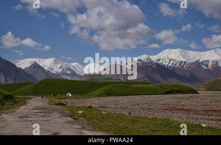 Il Pamirs elevato aumento di yurta nomade lungo la strada del Pamir, Kirghizistan Foto Stock