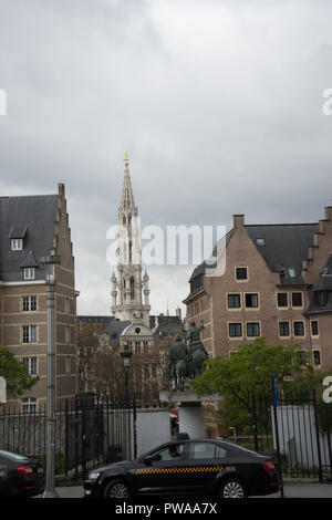 Bruxelles, Belgio - 14 aprile : un taxi è parcheggiato su una strada con la torre campanaria e la statua equestre in background in Bruxelles, Belgio, Europa su Foto Stock