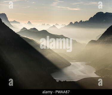 Panorama di Passo Fedaia e vette dolomitiche avvolto dalla nebbia della Cima Belvedere Val di Fassa Trentino Alto Adige Italia Europa Foto Stock