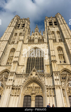 Bruxelles, Belgio - 14 Aprile 2017 : La Cattedrale di San Michele e Santa Gudula a Bruxelles, Belgio, Europa il 14 aprile 2017. Le persone sono a piedi f Foto Stock