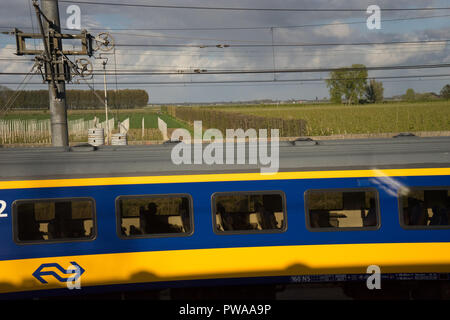 Bruxelles, Belgio - 17 Aprile 2017: il treno olandese NS international sulla periferia di Bruxelles, Belgio, Europa Foto Stock