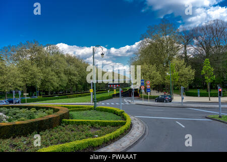 Bruxelles, Belgio - 17 Aprile 2017: un'auto passa da un giardino per le strade di Bruxelles, Belgio Foto Stock