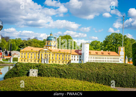 Bruxelles, Belgio - 17 Aprile 2017: miniature presso il parco Mini-Europe - riproduzione della magnifica Abbazia nella città di Melk, Austria, Europa Foto Stock