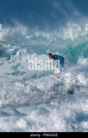 Spettacolare azione di surf a Fistral a Newquay in Cornovaglia. Foto Stock