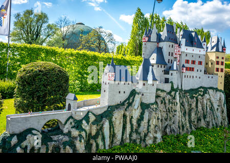 Bruxelles, Belgio - 17 Aprile 2017: miniature presso il parco Mini-Europe - Riproduzione del Castello Eltz, Germania, Europa Foto Stock