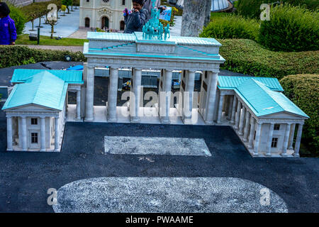 Bruxelles, Belgio - 17 Aprile 2017: miniature presso il parco Mini-Europe - Riproduzione del Brandenburger Tor, Berlino, Germania, Europa Foto Stock