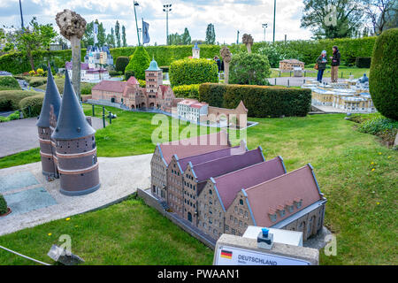 Bruxelles, Belgio - 17 Aprile 2017: miniature presso il parco Mini-Europe - riproduzione della Holstentor di Lubecca, Germania, Europa, città anseatica Foto Stock