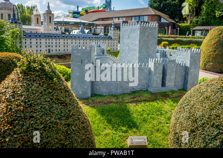 Bruxelles, Belgio - 17 Aprile 2017: miniature presso il parco Mini-Europe - Riproduzione del castello di Guimaraes, Portogallo, Europa Foto Stock